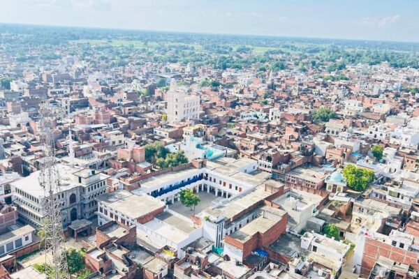 . मुबारकपुर, उत्तर प्रदेश के आजमगढ़ जिले बनारसी साड़ियों का प्रमुख केंद्र